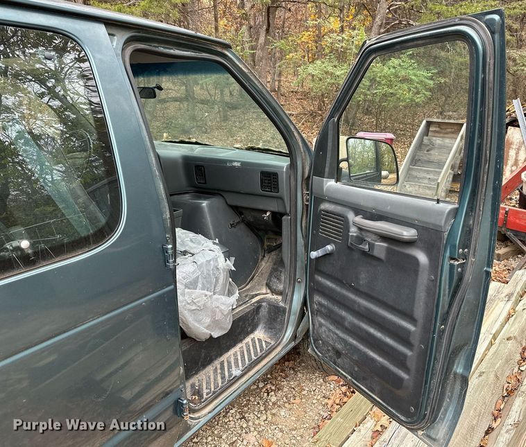 image for item NO9348 1996 Ford Club Wagon  van