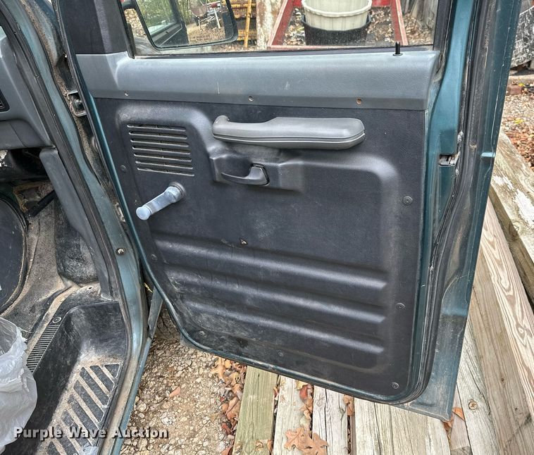 image for item NO9348 1996 Ford Club Wagon  van