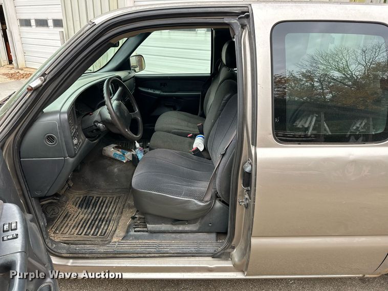 image for item NO9356 2002 Chevrolet Silverado 1500  Ext. Cab pickup truck