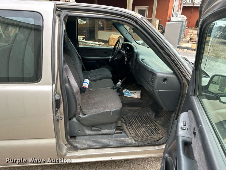 image for item NO9356 2002 Chevrolet Silverado 1500  Ext. Cab pickup truck