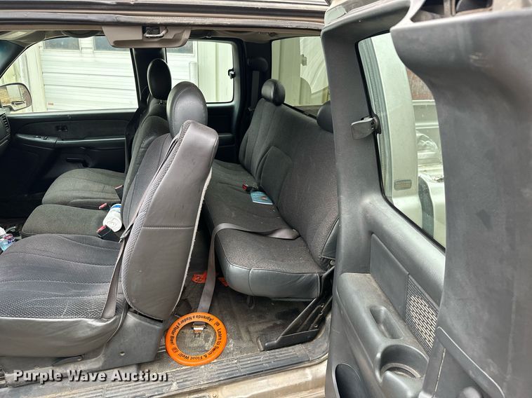 image for item NO9356 2002 Chevrolet Silverado 1500  Ext. Cab pickup truck