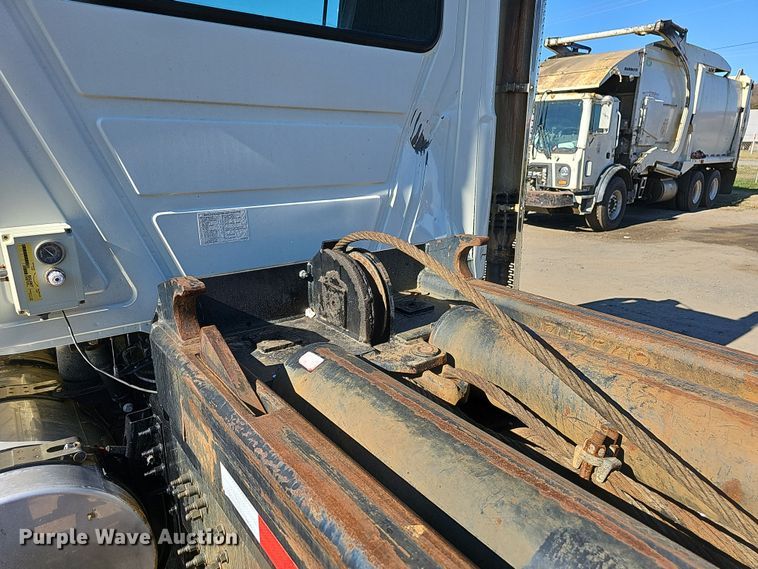 image for item NP9238 2014 Mack GU713  roll-off container truck