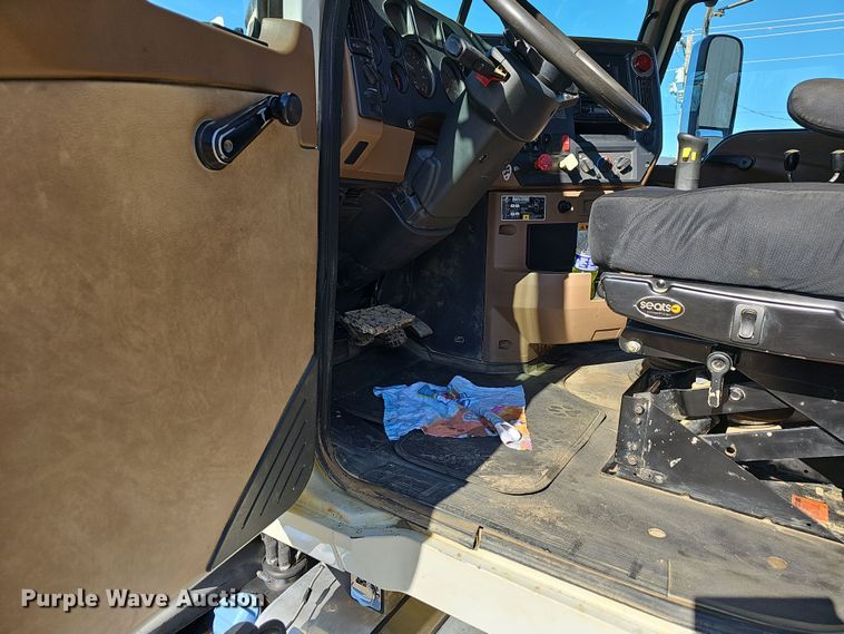 image for item NP9238 2014 Mack GU713  roll-off container truck