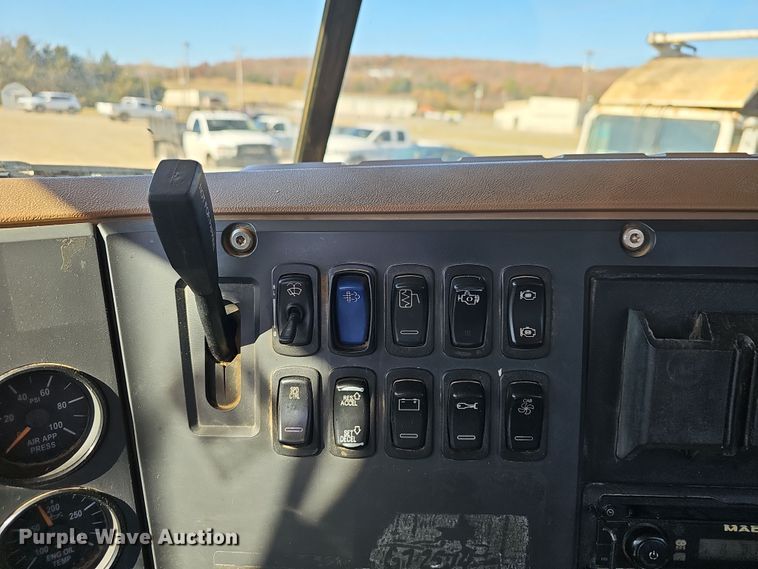 image for item NP9238 2014 Mack GU713  roll-off container truck