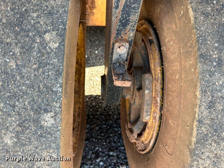 image for item NQ9520 1998 Dynapac CP132  pneumatic roller