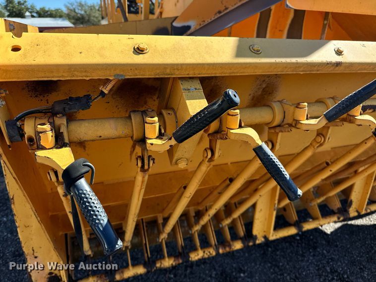 image for item NQ9528 2004 Rosco SPRHH  chip spreader