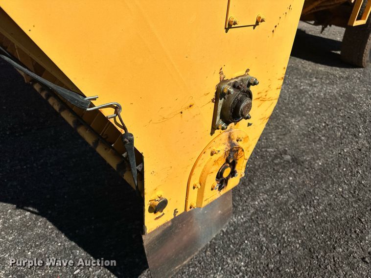 image for item NQ9528 2004 Rosco SPRHH  chip spreader