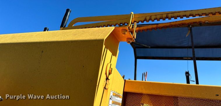 image for item NQ9528 2004 Rosco SPRHH  chip spreader