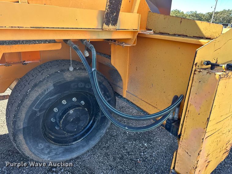 image for item NQ9528 2004 Rosco SPRHH  chip spreader