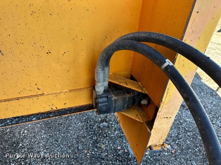 image for item NQ9528 2004 Rosco SPRHH  chip spreader