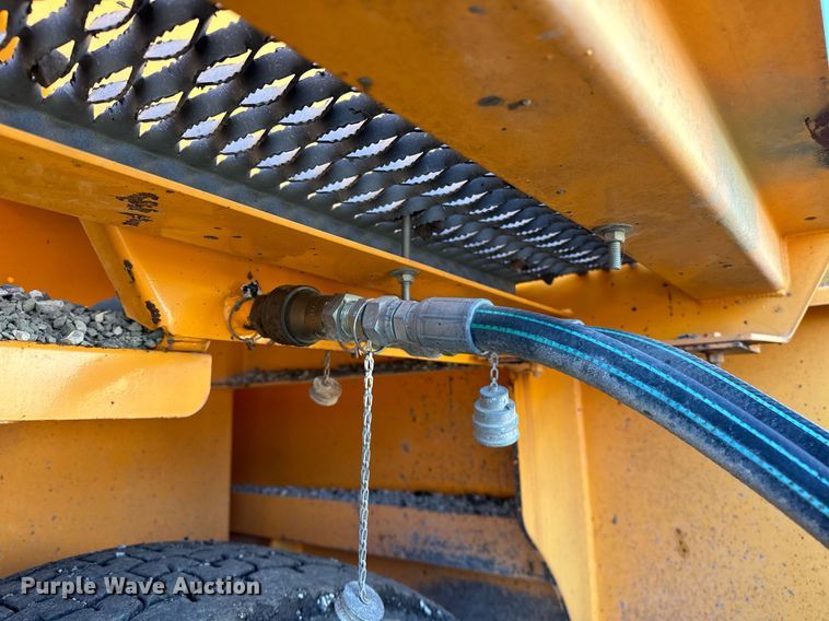 image for item NQ9528 2004 Rosco SPRHH  chip spreader