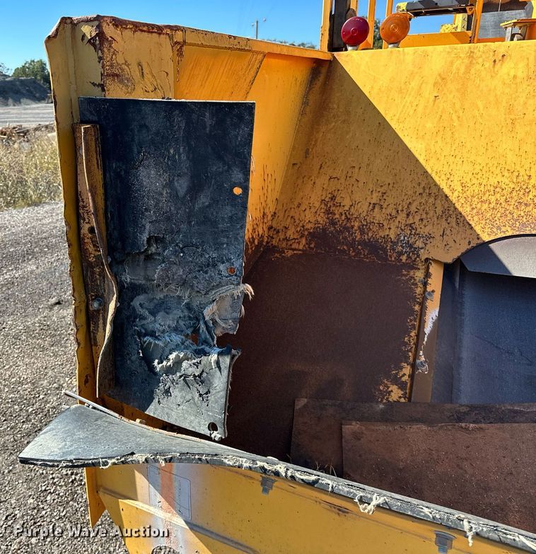 image for item NQ9528 2004 Rosco SPRHH  chip spreader