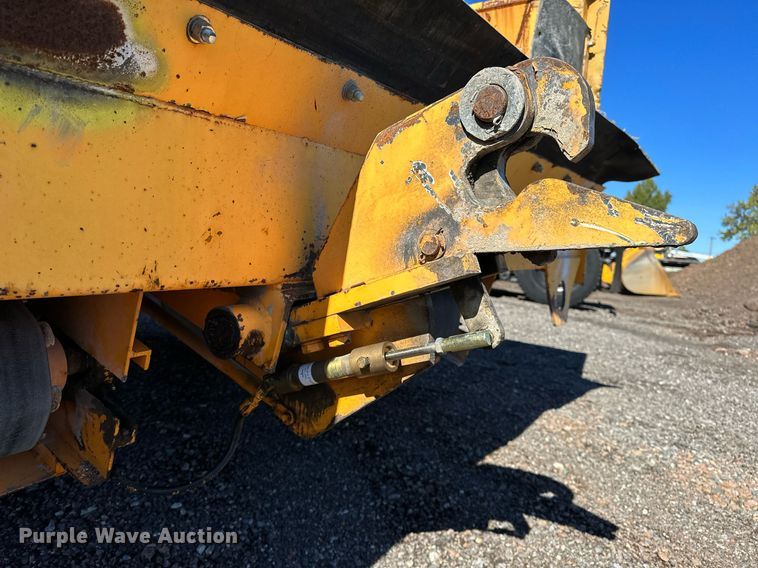 image for item NQ9528 2004 Rosco SPRHH  chip spreader