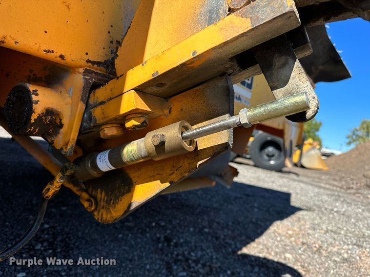 image for item NQ9528 2004 Rosco SPRHH  chip spreader