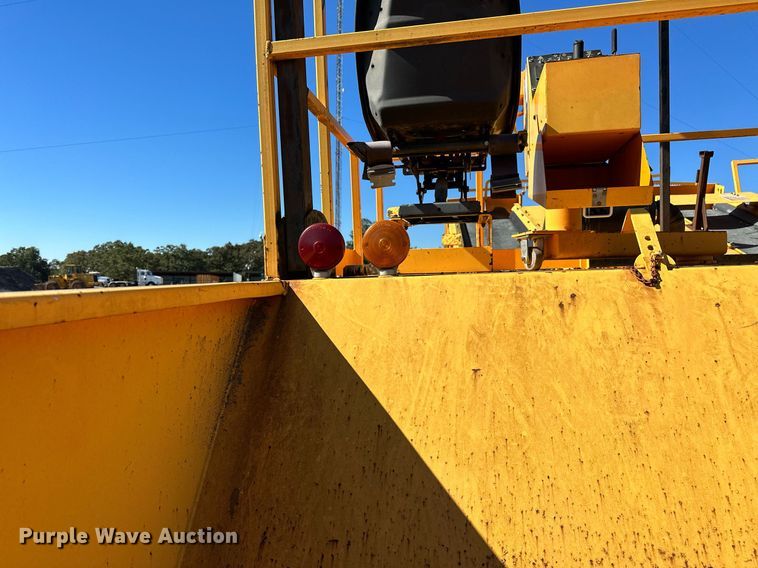 image for item NQ9528 2004 Rosco SPRHH  chip spreader