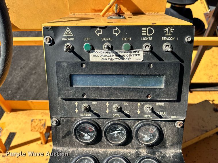 image for item NQ9528 2004 Rosco SPRHH  chip spreader