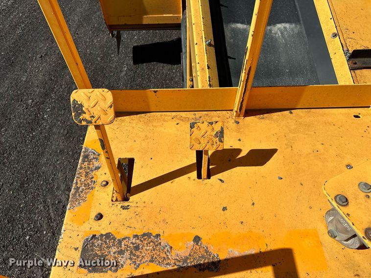 image for item NQ9528 2004 Rosco SPRHH  chip spreader