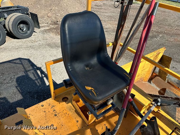 image for item NQ9528 2004 Rosco SPRHH  chip spreader