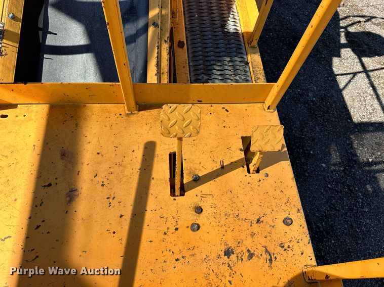 image for item NQ9528 2004 Rosco SPRHH  chip spreader