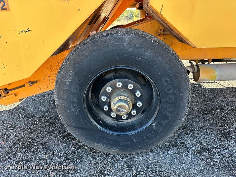 image for item NQ9528 2004 Rosco SPRHH  chip spreader