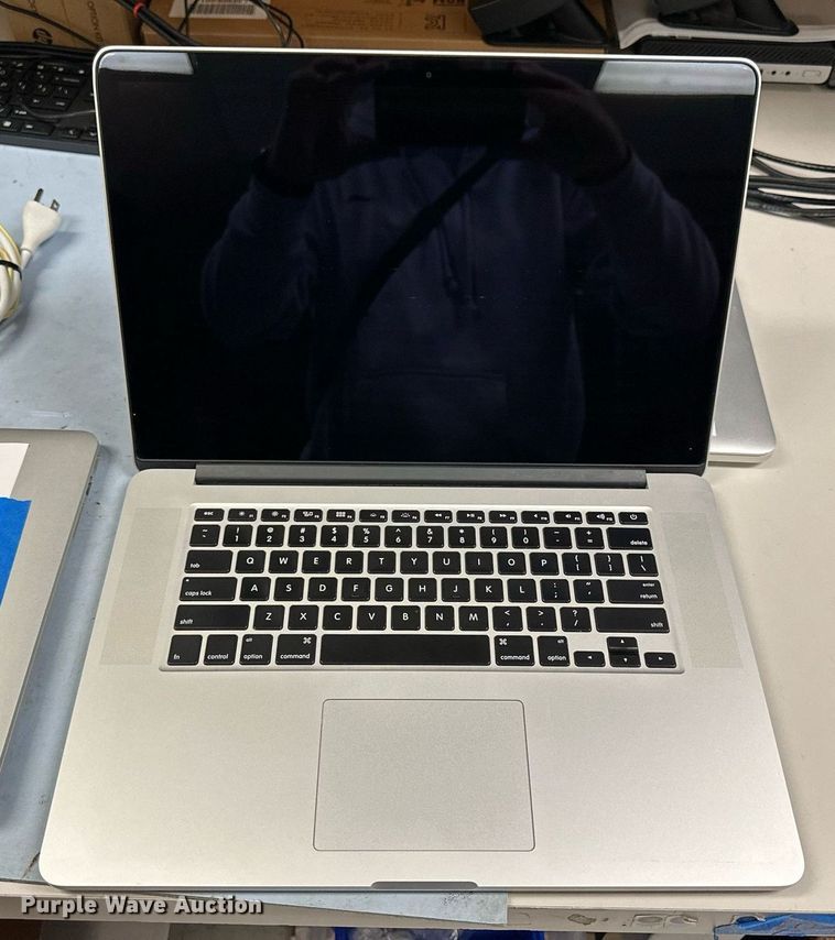 image for item NS9042 (8) MacBook Pro laptops