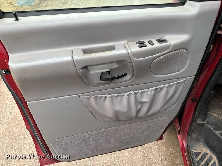 image for item NX9989 1998 Ford Club Wagon  van