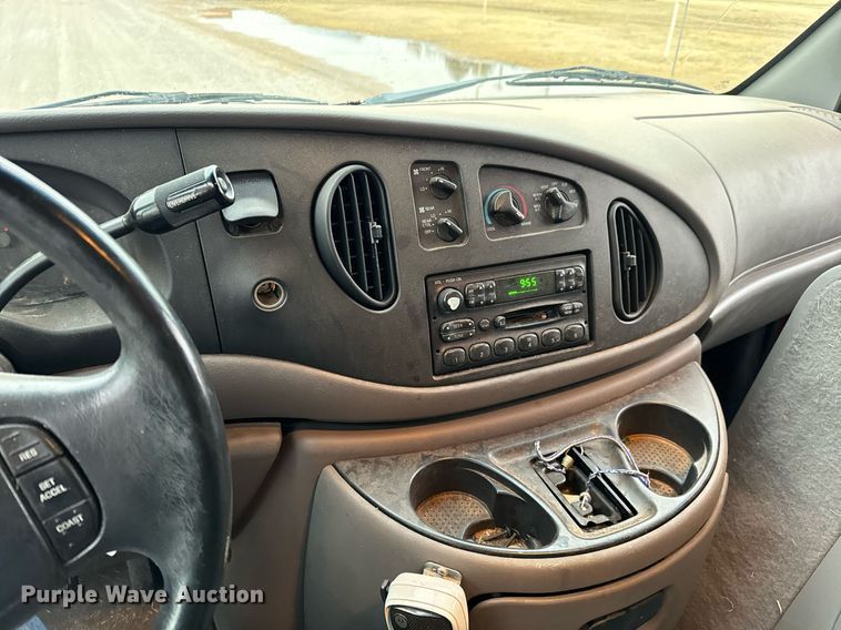 image for item NX9989 1998 Ford Club Wagon  van