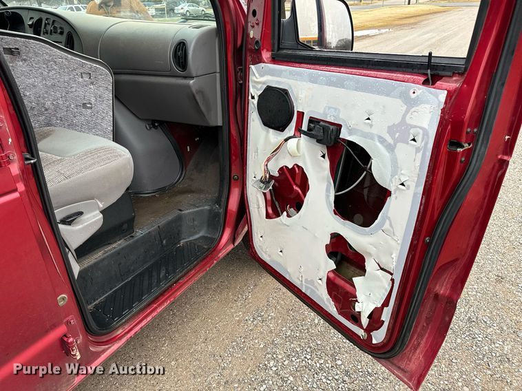 image for item NX9989 1998 Ford Club Wagon  van