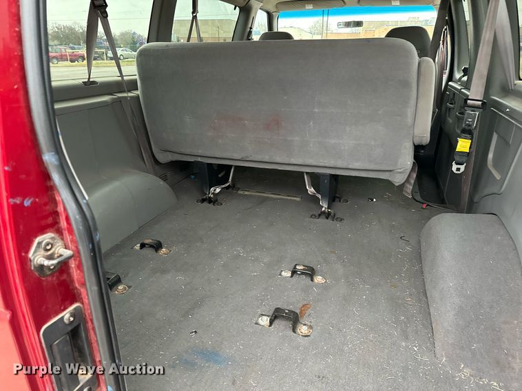 image for item NX9989 1998 Ford Club Wagon  van