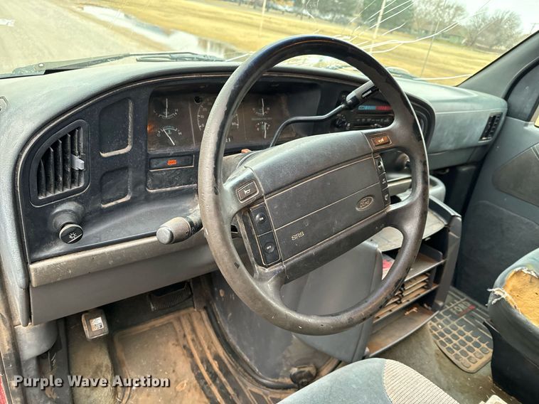 image for item NX9990 1995 Ford Club Wagon  van