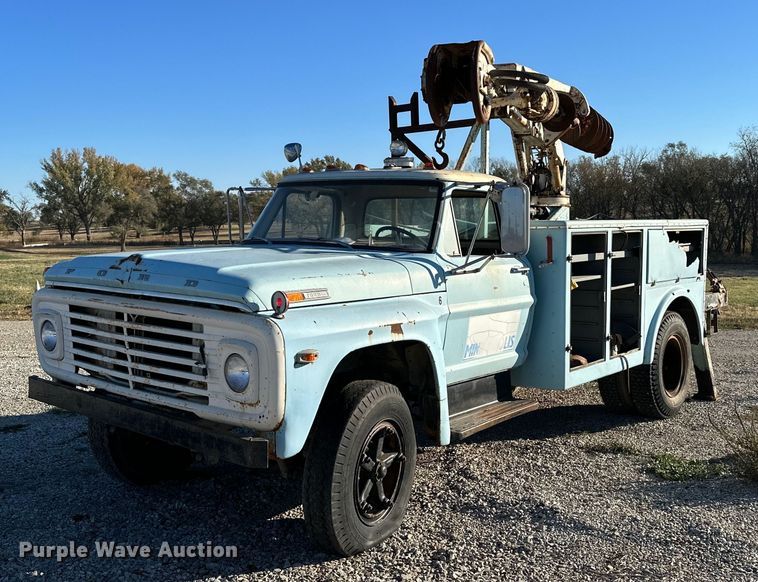 image for item OK9139 1972 Ford F700  digger derrick truck
