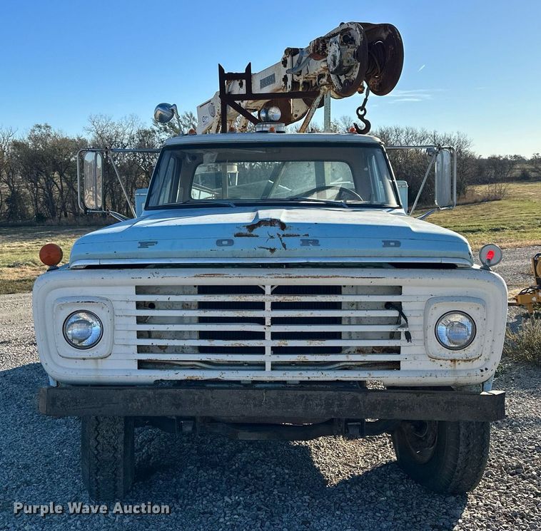 image for item OK9139 1972 Ford F700  digger derrick truck