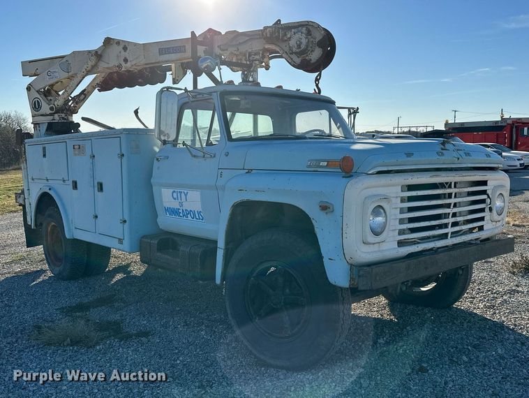image for item OK9139 1972 Ford F700  digger derrick truck