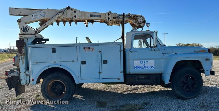image for item OK9139 1972 Ford F700  digger derrick truck