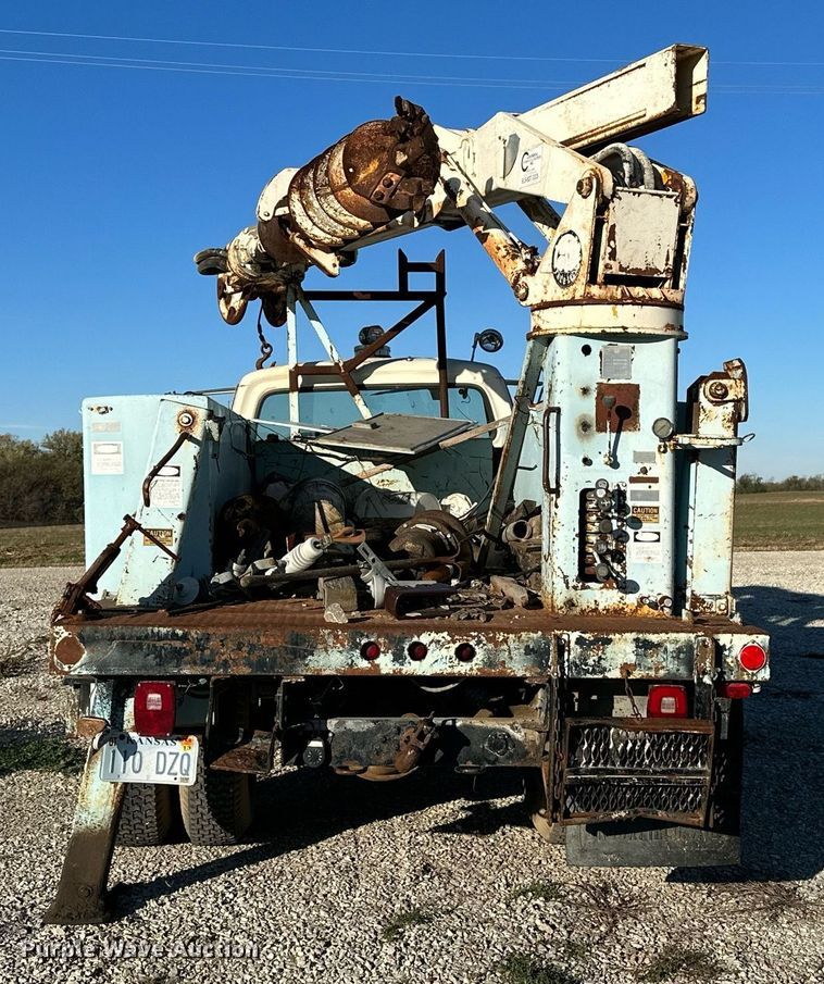 image for item OK9139 1972 Ford F700  digger derrick truck