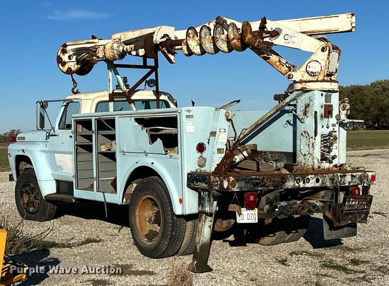 image for item OK9139 1972 Ford F700  digger derrick truck