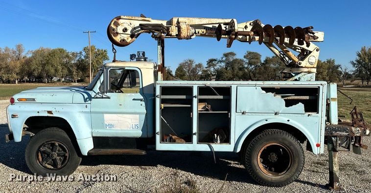image for item OK9139 1972 Ford F700  digger derrick truck