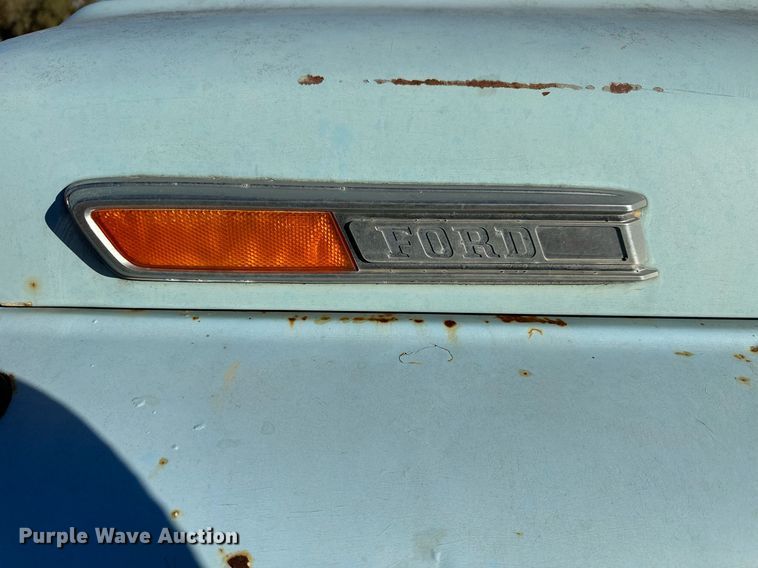 image for item OK9139 1972 Ford F700  digger derrick truck