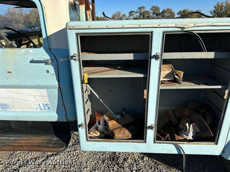 image for item OK9139 1972 Ford F700  digger derrick truck