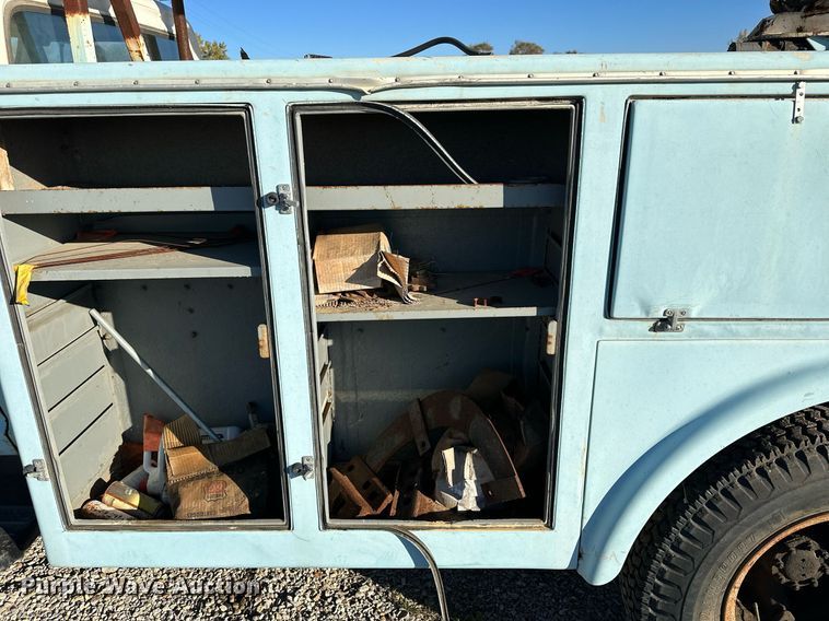 image for item OK9139 1972 Ford F700  digger derrick truck