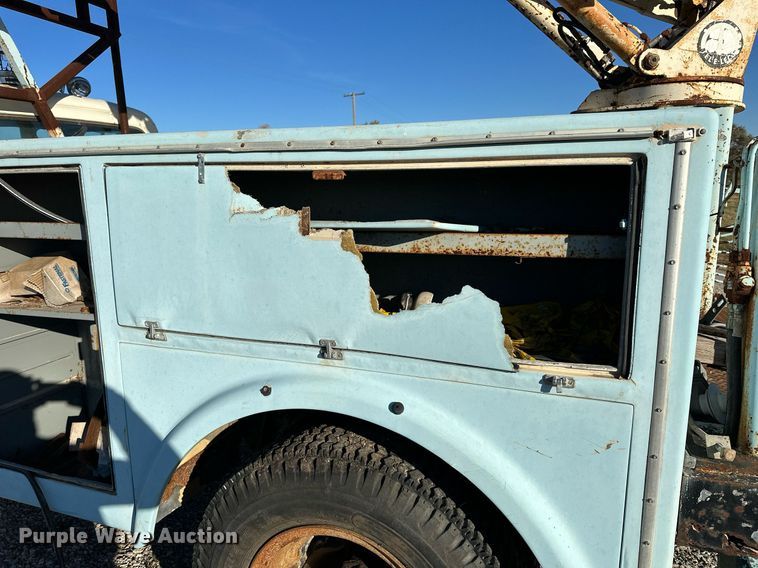 image for item OK9139 1972 Ford F700  digger derrick truck