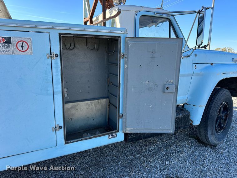 image for item OK9139 1972 Ford F700  digger derrick truck