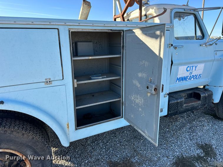 image for item OK9139 1972 Ford F700  digger derrick truck