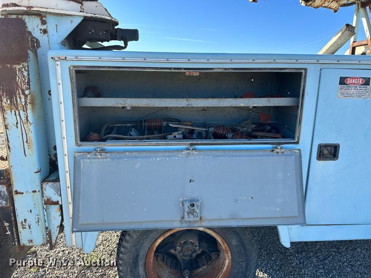 image for item OK9139 1972 Ford F700  digger derrick truck