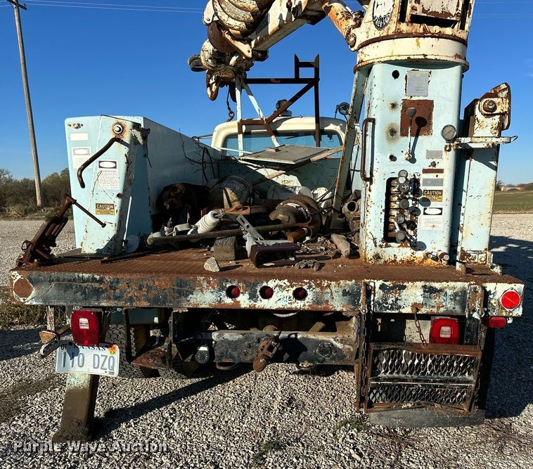 image for item OK9139 1972 Ford F700  digger derrick truck