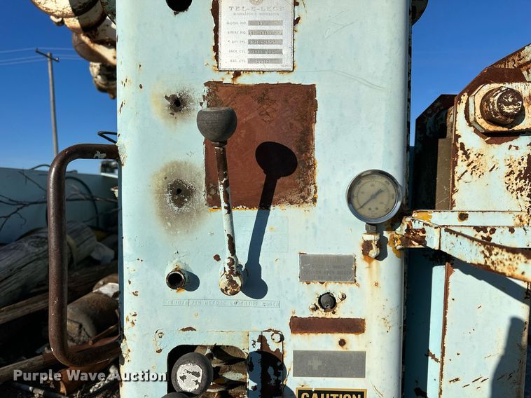 image for item OK9139 1972 Ford F700  digger derrick truck