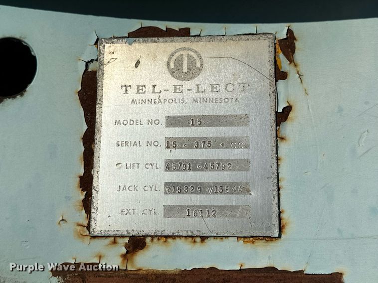 image for item OK9139 1972 Ford F700  digger derrick truck