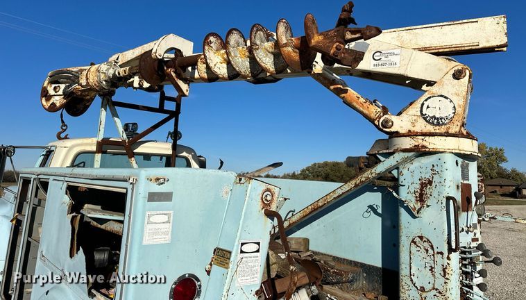image for item OK9139 1972 Ford F700  digger derrick truck