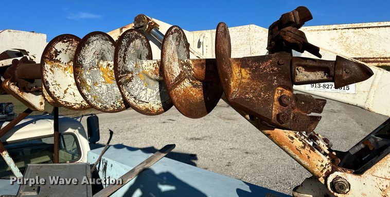 image for item OK9139 1972 Ford F700  digger derrick truck