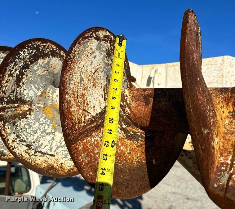 image for item OK9139 1972 Ford F700  digger derrick truck